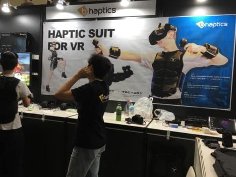 【TGS2019レポート】これがもともとの使い方 顔を撃たれた衝撃も体感できる触覚VRスーツ「bHaptics」